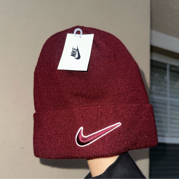 Burgundy beanie - Picture 1 of 2